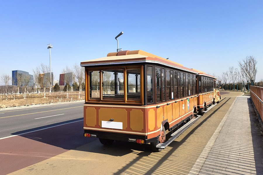 รถไฟท่องเที่ยวไร้รางขนาดใหญ่หรูหรา 28 ขบวนในตู้ปิด