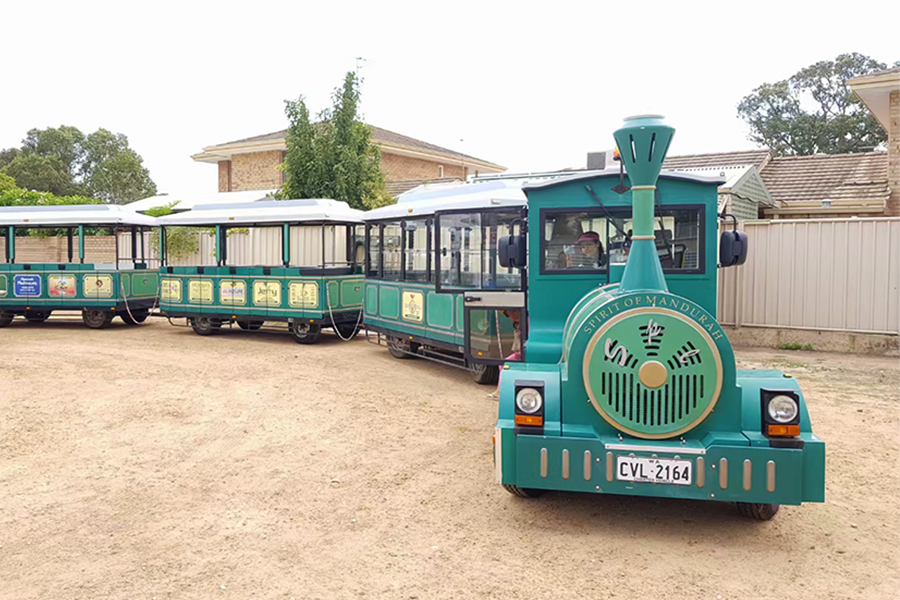 รถไฟโดยสารกึ่งปิด 20 ที่นั่งแบบคลาสสิกขนาดใหญ่ที่ไม่มีรางรถไฟ